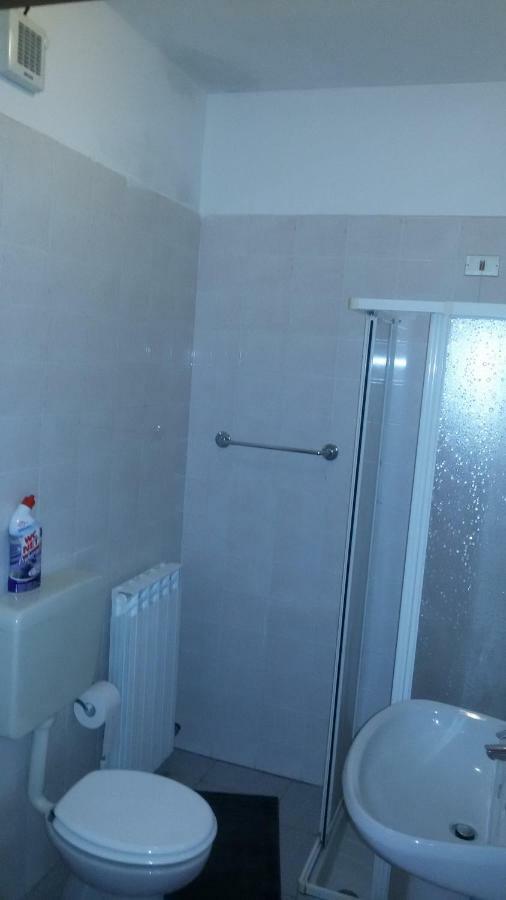 Afrodite Hotel Palu Buitenkant foto