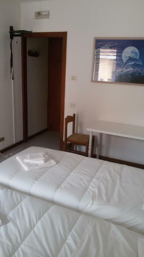 Afrodite Hotel Palu Buitenkant foto