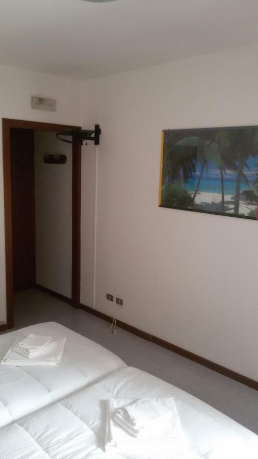 Afrodite Hotel Palu Buitenkant foto