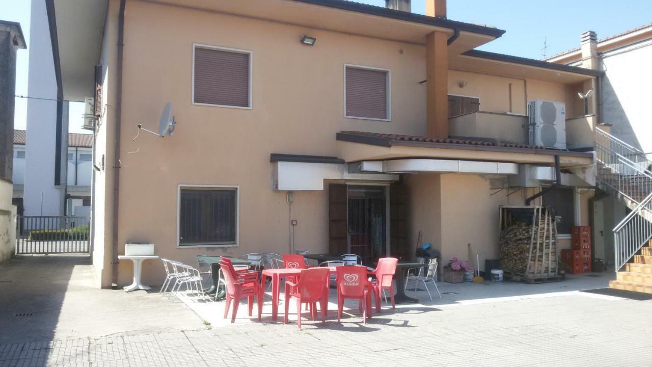 Afrodite Hotel Palu Buitenkant foto